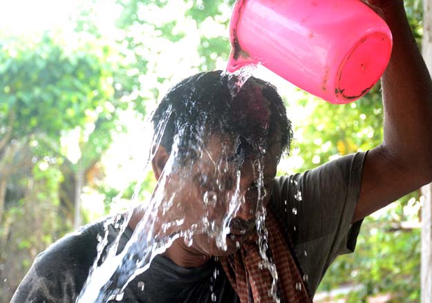Searing heatwave grips Tripura, people look for easy remedies picture on April 24