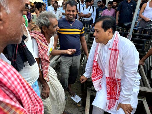 Union Minister Sarbananda Sonowal meets Rickshaw & Cart Pullers in Dibrugarh