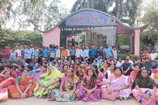 Forest dept Workers Protest Over Salaries...